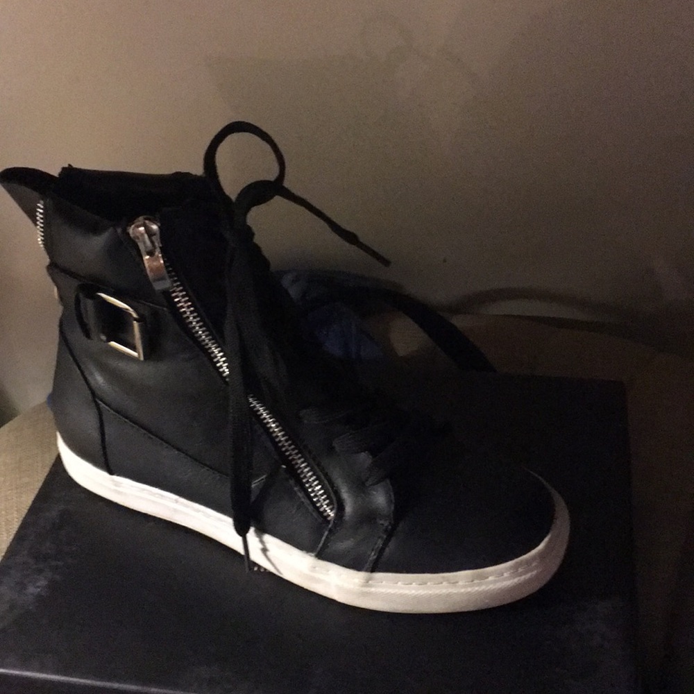 Black and white tennis shoes